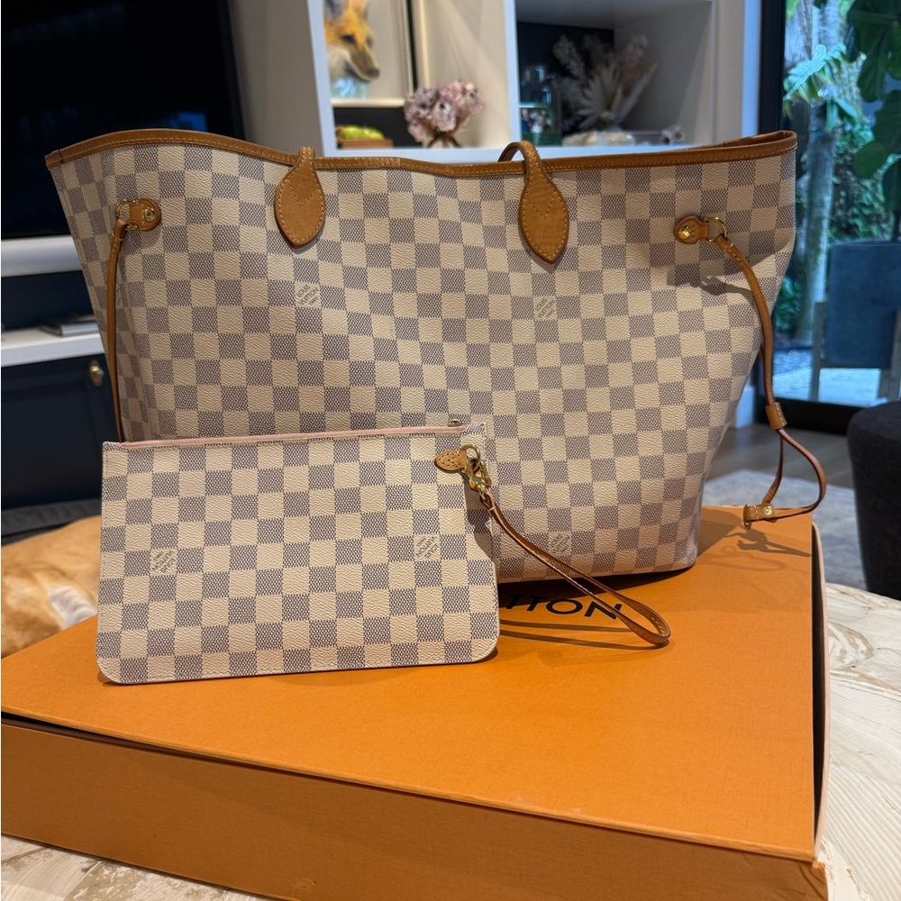 LOUIS VUITTON Neverfull GM with removable pouch which can serve as a clutch